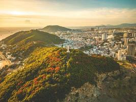 vista superior de vung tau con estatua de jesucristo en la montaña. el lugar local más popular. cristo rey, una estatua de jesus. concepto de viaje foto