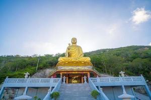 la mano de la estatua dorada de buda sosteniendo el loto en el monasterio de chon khong. foto