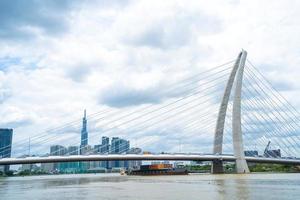 ciudad de ho chi minh, vietnam - 22 de mayo de 2022 puente thu thiem 2, que conecta la península de thu thiem y el distrito 1 a través del río saigón en el puerto de bach dang foto