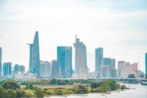 ciudad ho chi minh, vietnam - 12 de febrero de 2022 torre financiera bitexco, rascacielos visto desde abajo hacia un cielo. desarrollo urbano con arquitectura moderna foto