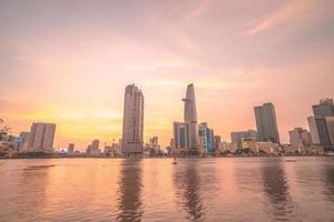 ho chi minh, vietnam - 19 de febrero de 2022 vista del edificio de la torre financiera bitexco, edificios, carreteras, puente thu thiem y río saigon en la ciudad de ho chi minh al atardecer. imagen panorámica de alta calidad. foto