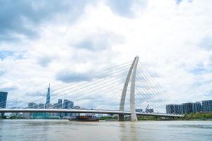 ciudad de ho chi minh, vietnam - 22 de mayo de 2022 puente thu thiem 2, que conecta la península de thu thiem y el distrito 1 a través del río saigón en el puerto de bach dang foto