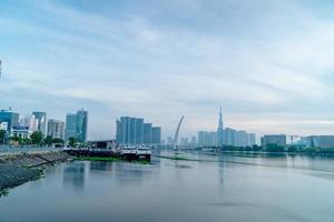 ciudad de ho chi minh, vietnam - 12 de febrero de 2022 horizonte con el emblemático rascacielos 81, se está construyendo un nuevo puente atirantado que conecta la península de thu thiem y el distrito 1 a través del río saigon. foto