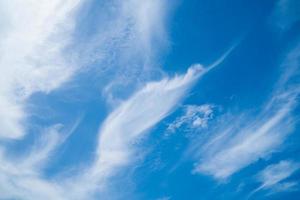 verano de nubes de fondo. verano de nubes. cielo nube cinemática. fondo de textura de puesta de sol hermosa y cinematográfica de cielo natural foto