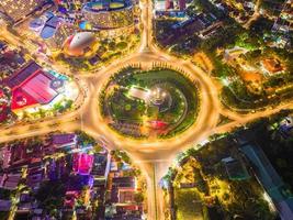 vista de vung tau desde arriba, con rotonda de tráfico, casa, memorial de guerra de vietnam en vietnam. fotografía de larga exposición en la noche. foto