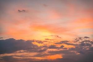 verano de nubes de fondo. verano de nubes. cielo nube cinemática. fondo de textura de puesta de sol hermosa y cinematográfica de cielo natural foto