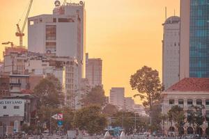 ho chi minh, vietnam - 13 de febrero de 2022 vista del edificio de la torre financiera bitexco, edificios, carreteras, puente thu thiem y río saigon en la ciudad de ho chi minh al atardecer. imagen panorámica de alta calidad. foto