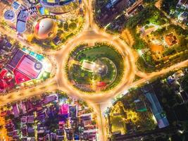 vista de vung tau desde arriba, con rotonda de tráfico, casa, memorial de guerra de vietnam en vietnam. fotografía de larga exposición en la noche. foto