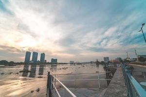 ciudad de ho chi minh, vietnam - 12 de febrero de 2022 horizonte con el emblemático rascacielos 81, se está construyendo un nuevo puente atirantado que conecta la península de thu thiem y el distrito 1 a través del río saigon. foto