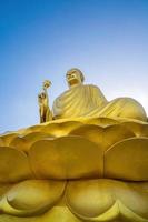 la mano de la estatua dorada de buda sosteniendo el loto en el monasterio de chon khong. foto