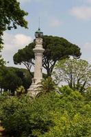 pequeño faro entre los árboles en roma, italia foto