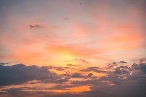 verano de nubes de fondo. verano de nubes. cielo nube cinemática. fondo de textura de puesta de sol hermosa y cinematográfica de cielo natural foto