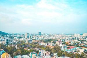 vista aérea de la ciudad de vung tau con hermosa puesta de sol y tantos barcos. vista panorámica costera de vung tau desde arriba, con olas, costa, calles, cocoteros y montaña tao phung en vietnam. foto