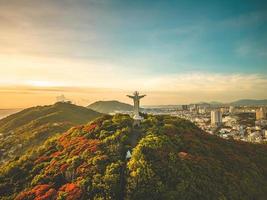 vista superior de vung tau con estatua de jesucristo en la montaña. el lugar local más popular. cristo rey, una estatua de jesus. concepto de viaje foto