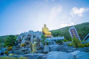 la mano de la estatua dorada de buda sosteniendo el loto en el monasterio de chon khong. foto