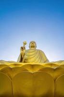 la mano de la estatua dorada de buda sosteniendo el loto en el monasterio de chon khong. foto
