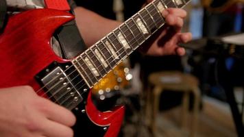 close-up van gitarist speelt electro gitaar in nachtclub