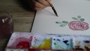 mujer pintando flores con acuarela video