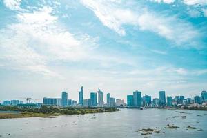 ciudad ho chi minh, vietnam - 12 de febrero de 2022 torre financiera bitexco, rascacielos visto desde abajo hacia un cielo. desarrollo urbano con arquitectura moderna foto