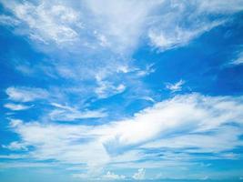 verano de nubes de fondo. verano de nubes. cielo nube clara. cielo natural hermoso fondo de textura azul y blanco con rayos de sol brillan foto