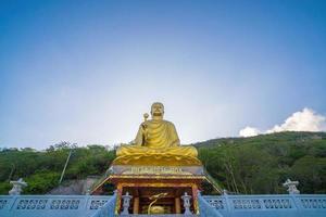 la mano de la estatua dorada de buda sosteniendo el loto en el monasterio de chon khong. foto