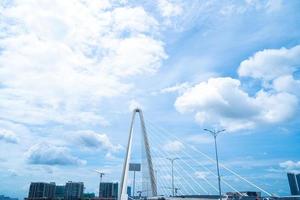 ciudad de ho chi minh, vietnam - 22 de mayo de 2022 puente thu thiem 2, que conecta la península de thu thiem y el distrito 1 a través del río saigón en el puerto de bach dang foto