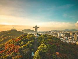 vista superior de vung tau con estatua de jesucristo en la montaña. el lugar local más popular. cristo rey, una estatua de jesus. concepto de viaje foto