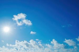 verano de nubes de fondo. verano de nubes. cielo nube cinemática. fondo de textura de puesta de sol hermosa y cinematográfica de cielo natural foto