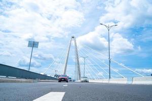 ciudad de ho chi minh, vietnam - 22 de mayo de 2022 puente thu thiem 2, que conecta la península de thu thiem y el distrito 1 a través del río saigón en el puerto de bach dang foto