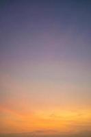 verano de nubes de fondo. verano de nubes. cielo nube cinemática. fondo de textura de puesta de sol hermosa y cinematográfica de cielo natural foto