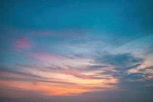 verano de nubes de fondo. verano de nubes. cielo nube cinemática. fondo de textura de puesta de sol hermosa y cinematográfica de cielo natural foto