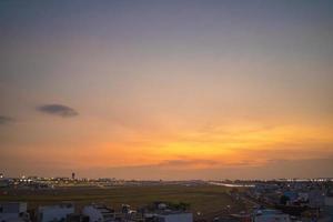 ciudad ho chi minh, vietnam - 20 de febrero de 2022 el aeropuerto internacional de tan son nhat aeropuerto internacional, el aeropuerto internacional en saigon ciudad ho chi minh, sur de vietnam en la noche. foto