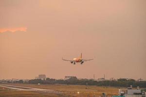 ciudad de ho chi minh, vietnam - 12 de febrero de 2022, un avión vuela sobre áreas urbanas preparando el aterrizaje en el aeropuerto internacional de tan son nhat y despega en el aeropuerto de tsn foto