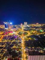 vista de vung tau desde arriba, con rotonda de tráfico, casa, memorial de guerra de vietnam en vietnam. fotografía de larga exposición en la noche. foto