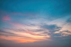 verano de nubes de fondo. verano de nubes. cielo nube cinemática. fondo de textura de puesta de sol hermosa y cinematográfica de cielo natural foto