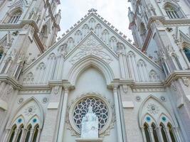 la iglesia song vinh, también conocida como parroquia song vinh en phu my, que atrae a los turistas a visitar espiritualmente los fines de semana en vung tau, vietnam. La iglesia Song Vinh tiene un edificio de construcción que se parece a Francia. foto