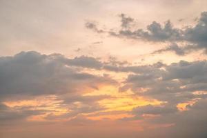 verano de nubes de fondo. verano de nubes. cielo nube cinemática. fondo de textura de puesta de sol hermosa y cinematográfica de cielo natural foto