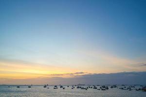 verano de nubes de fondo. verano de nubes. cielo nube cinemática. fondo de textura de puesta de sol hermosa y cinematográfica de cielo natural foto