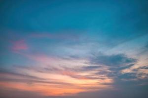 verano de nubes de fondo. verano de nubes. cielo nube cinemática. fondo de textura de puesta de sol hermosa y cinematográfica de cielo natural foto