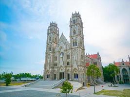 la iglesia song vinh, también conocida como parroquia song vinh en phu my, que atrae a los turistas a visitar espiritualmente los fines de semana en vung tau, vietnam. La iglesia Song Vinh tiene un edificio de construcción que se parece a Francia. foto