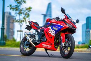 ho chi minh - 22 de mayo de 2022 - foco la moto cbr 150r 2021 es una moto de honda. muy elegante y colorido. foto