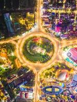 vista de vung tau desde arriba, con rotonda de tráfico, casa, memorial de guerra de vietnam en vietnam. fotografía de larga exposición en la noche. foto