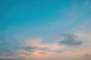 verano de nubes de fondo. verano de nubes. cielo nube cinemática. fondo de textura de puesta de sol hermosa y cinematográfica de cielo natural foto