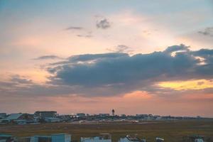 verano de nubes de fondo. verano de nubes. cielo nube cinemática. fondo de textura de puesta de sol hermosa y cinematográfica de cielo natural foto