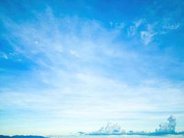 verano de nubes de fondo. verano de nubes. cielo nube clara. cielo natural hermoso fondo de textura azul y blanco con rayos de sol brillan foto