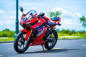 ho chi minh - 22 de mayo de 2022 - foco la moto cbr 150r 2021 es una moto de honda. muy elegante y colorido. foto