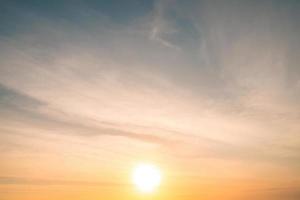 verano de nubes de fondo. verano de nubes. cielo nube cinemática. fondo de textura de puesta de sol hermosa y cinematográfica de cielo natural foto