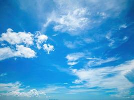 verano de nubes de fondo. verano de nubes. cielo nube clara. cielo natural hermoso fondo de textura azul y blanco con rayos de sol brillan foto