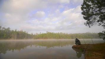 mann fotografiert natürliche szene der seewasseroberfläche mit nebelnebel am schönen morgen, chiang mai thailand video