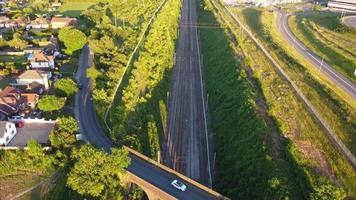 Kameraansicht der Hochwinkeldrohne von Eisenbahngleisen in Luton England Großbritannien video